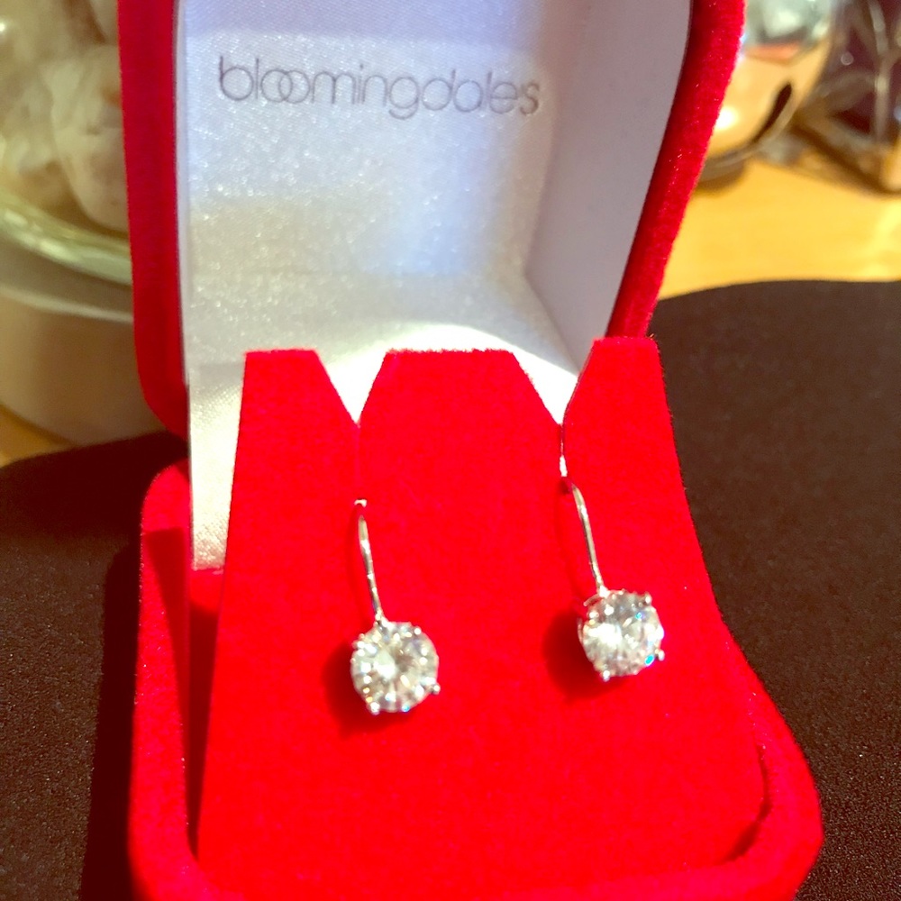 SOLD✨An Elegant Dangling Diamond Earrings ✨